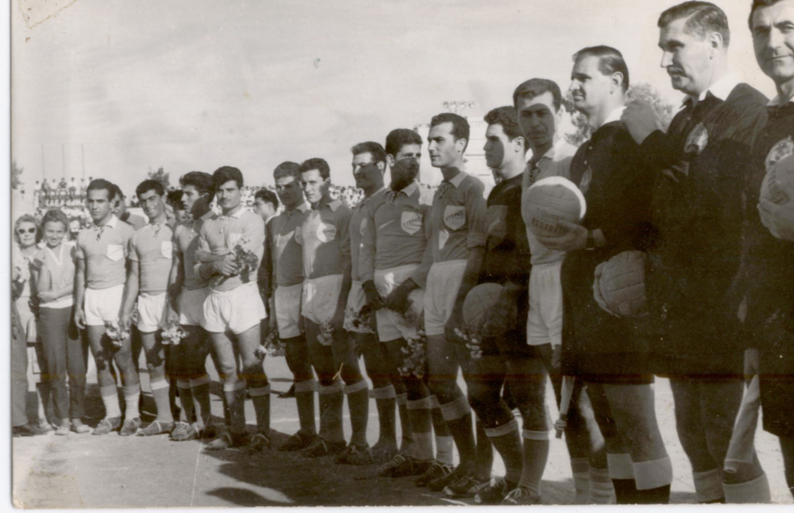 Η Εθνική Κύπρου παρατεταγμένη πριν τον πρώτο αγώνα, 1960